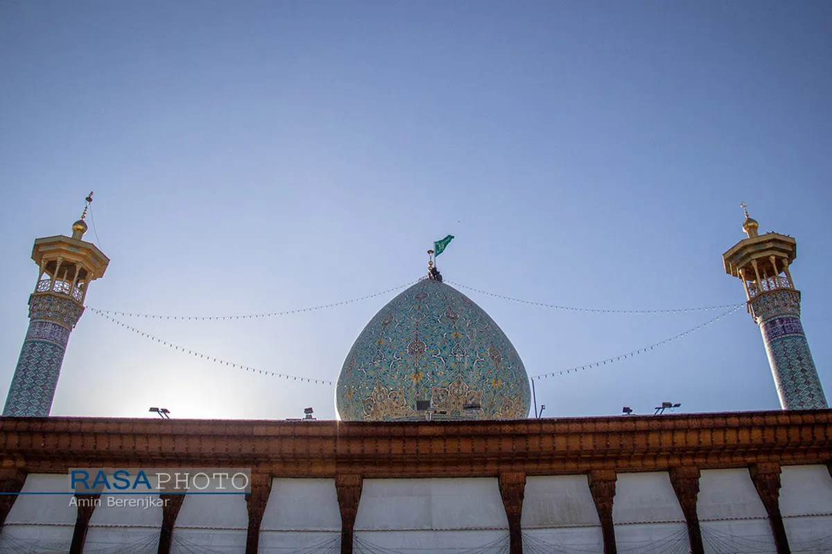 تعویض پرچم حرم مطهر حضرت احمد بن موسی در روز ولادت امام حسن مجتبی (علیه اسلام)