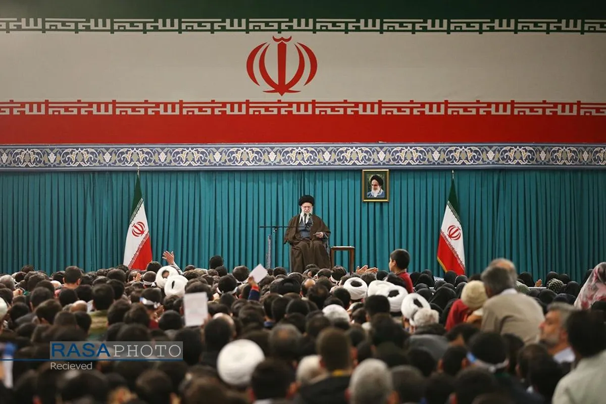دیدار جمعی از رأی اولی&zwnj;ها و خانواده&zwnj;های شهدا با رهبر انقلاب