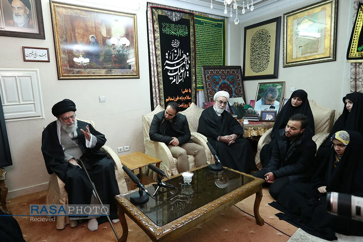 حضور رهبر معظم انقلاب اسلامی در منزل سردار شهید سپهبد سلیمانی