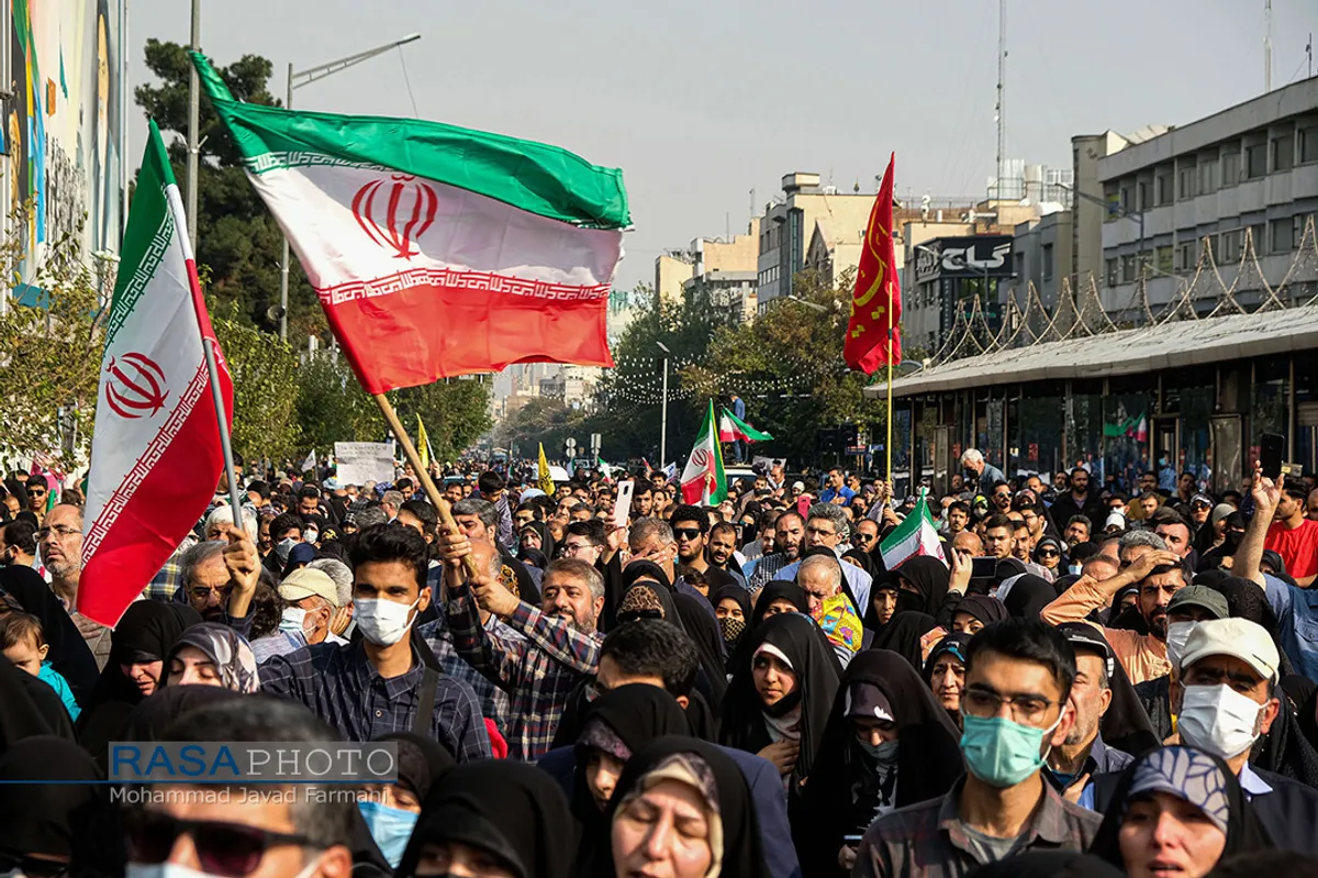 راهپیمایی مردم تهران در محکومیت حادثه تروریستی حرم شاهچراغ