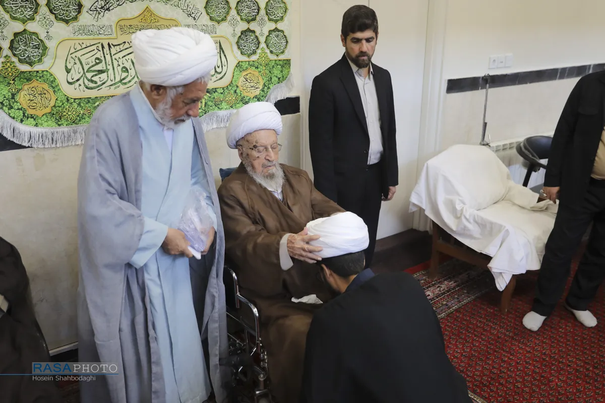 جشن میلاد پیامبر (ص) و عمامه گذاری طلاب در بیوت مراجع تقلید
