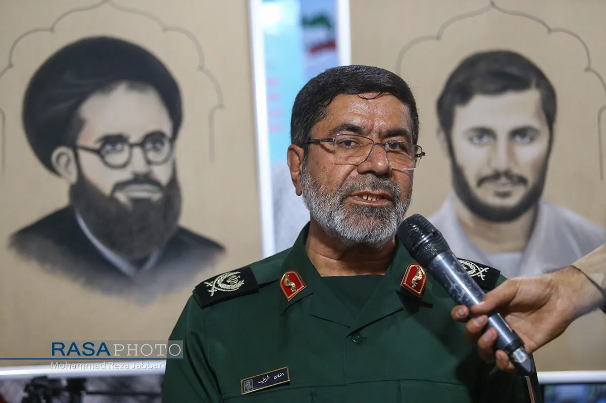 بازدید سردار رمضان شریف سخنگوی سپاه از نمایشگاه "ردای سرخ"