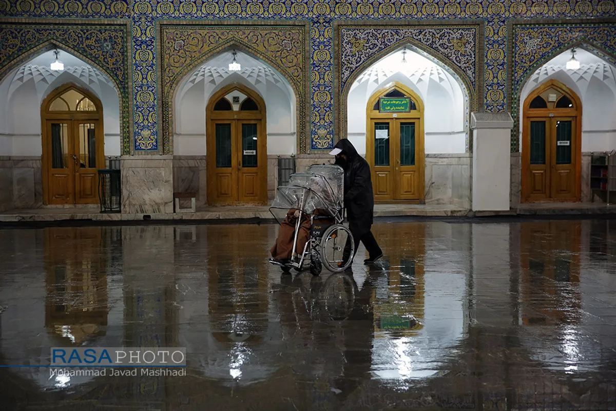 بارش برف سفید بر گنبد طلایی حرم امام مهربانی ها | بارش برف در حرم حضرت امام رضا (علیه السلام)