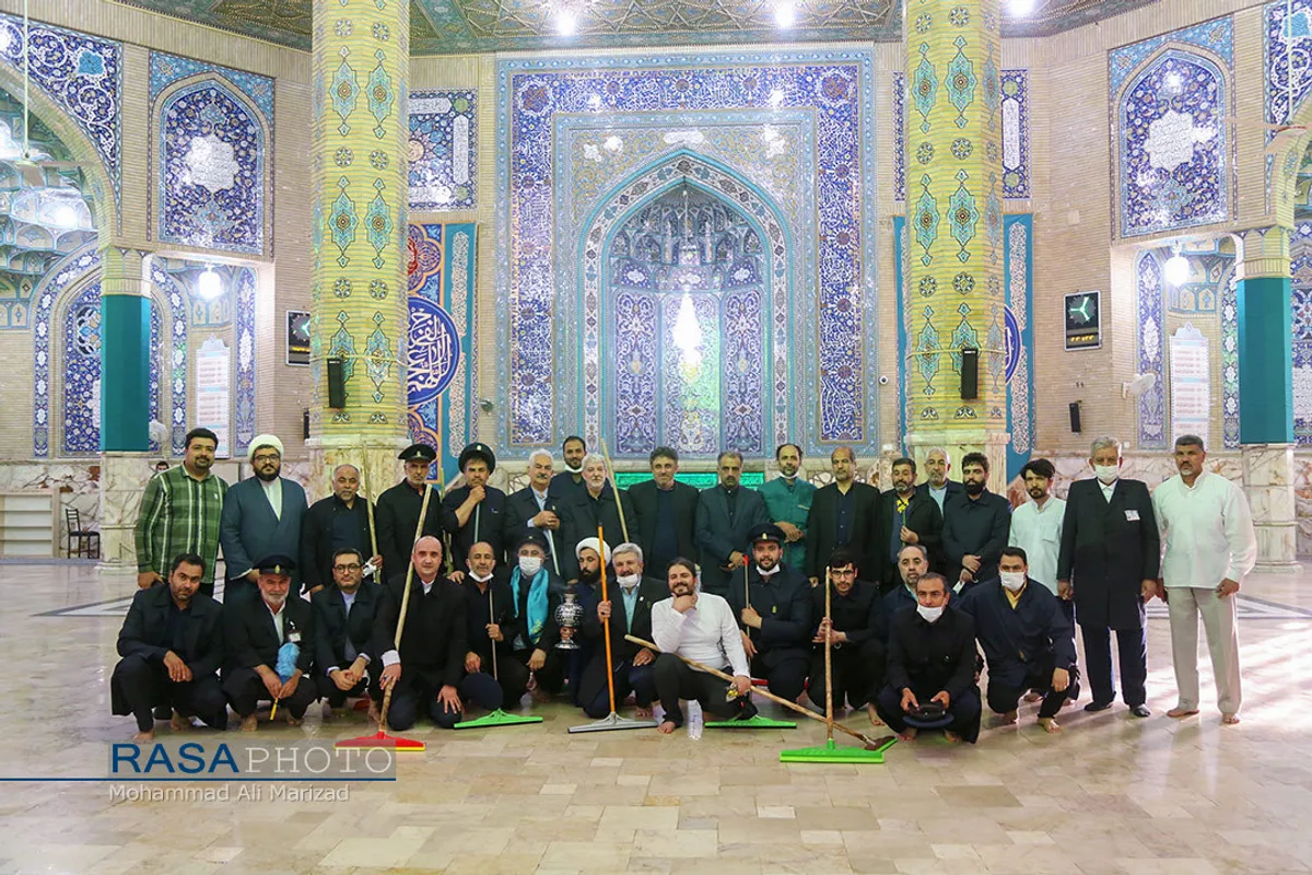غبار روبی مسجد مقدس جمکران در آغاز دهه مهدویت