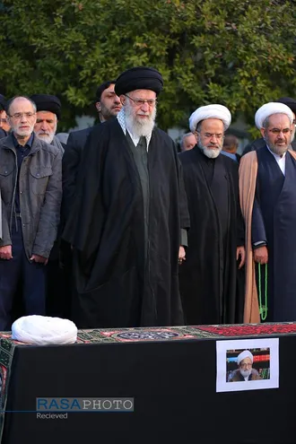 اقامه نماز توسط رهبر معظم انقلاب بر پیکر آیت&zwnj;الله امامی کاشانی