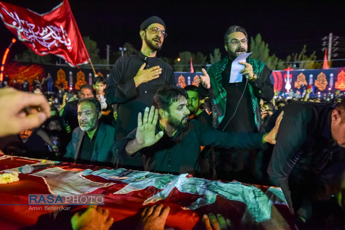 وداع با پیکر شهید بی سر مدافع حرم، عبد الله اسکندری در هیئت رهپویان وصال شیراز
