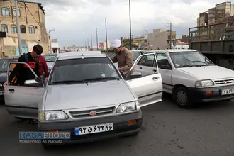 ضد عفونی خودرو&zwnj;ها توسط طلاب و بسیجیان