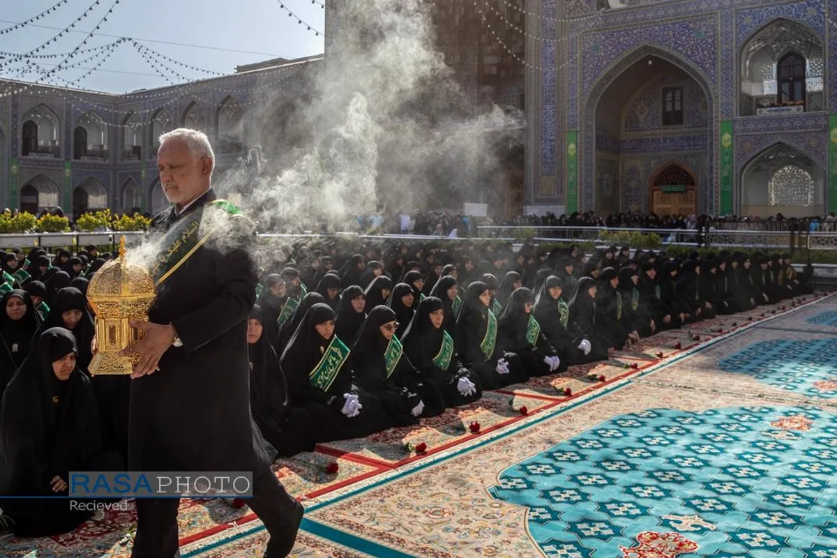 آیین تعویض پرچم گنبد منور رضوی در روز میلاد امام رئوف (ع)