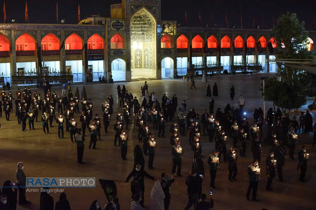 آیین لاله گردانی شب شام غریبان شهادت امام رضا(ع) در شیراز&lrm;