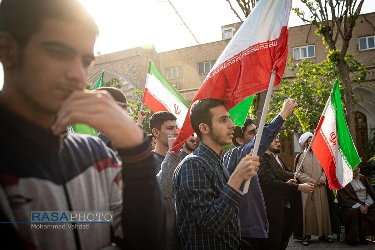 تجمع طلاب مدرسه علمیه مروی تهران در حمایت از عملیات نیروهای مسلح