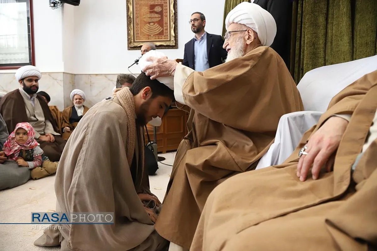 جشن عمامه&zwnj;گذاری طلاب در بیوت مراجع تقلید به&zwnj;مناسبت روز میلاد حضرت زهرا (سلام&zwnj;الله&zwnj;علیها)
