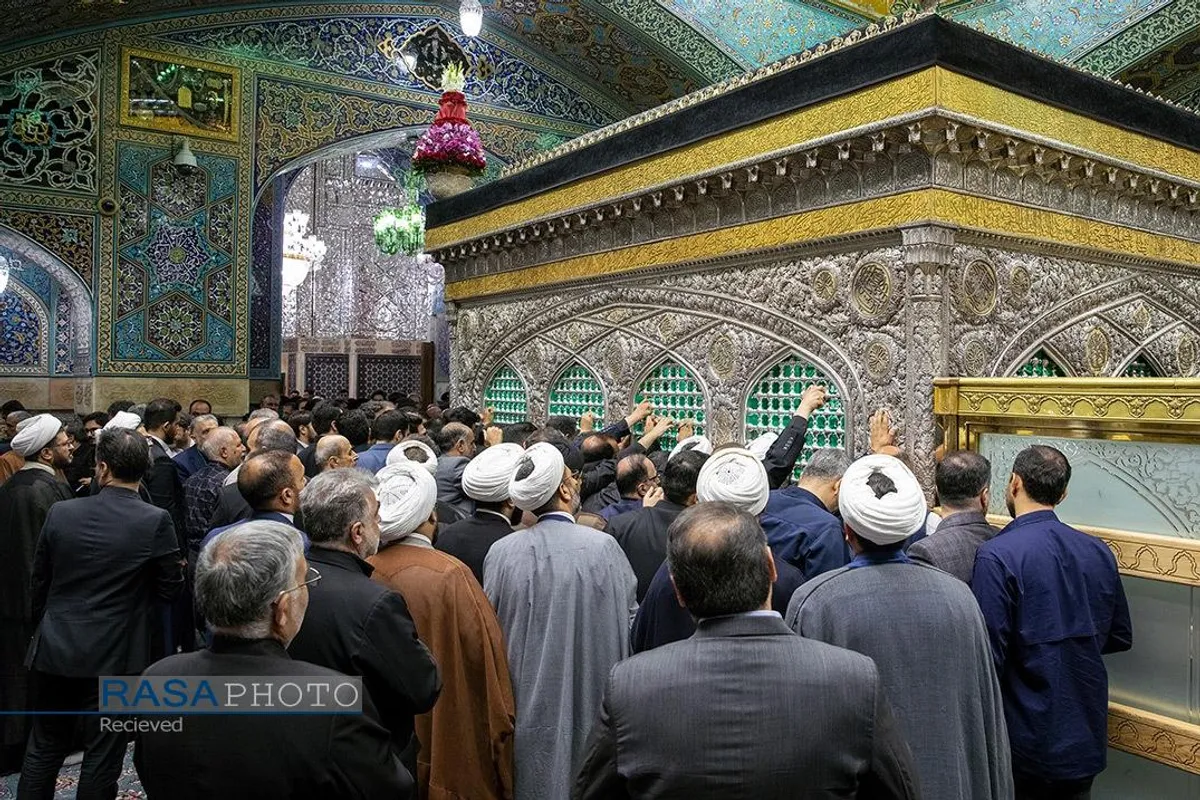 غبارروبی ضریح مطهر رضوی در آستانه دهه &laquo;ولایت و امامت&raquo;