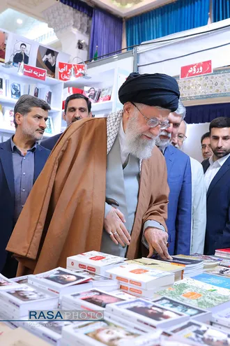 بازدید مقام معظم رهبری از سی و&zwnj;&zwnj; دومین نمایشگاه بین&zwnj;المللی کتاب تهران