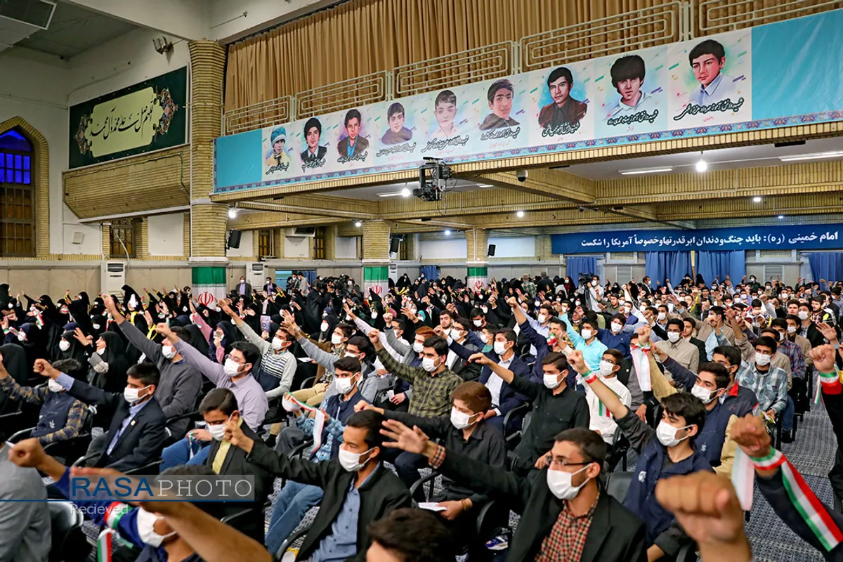 دیدار جمعی از دانش&zwnj;آموزان با مقام معظم رهبری