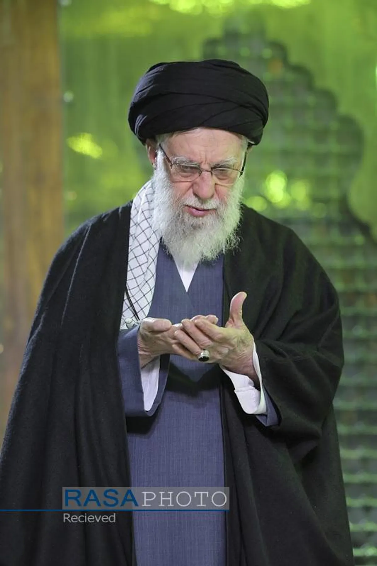 آغاز جشن&zwnj;های چهل&zwnj;وهفتمین سالگرد پیروزی انقلاب با حضور رهبر انقلاب در حرم مطهر حضرت امام خمینی(ره)