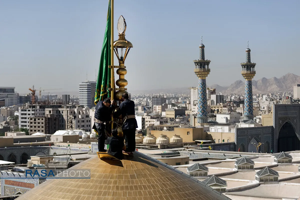 آیین تعویض پرچم گنبد منور رضوی در روز میلاد امام رضا(علیه&zwnj;السلام)