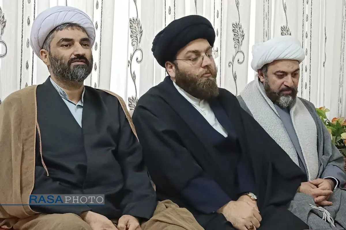 دیدار مدیرعامل و جمعی از مسئولان رسا با خانواده شهید احمدی&zwnj;تبار