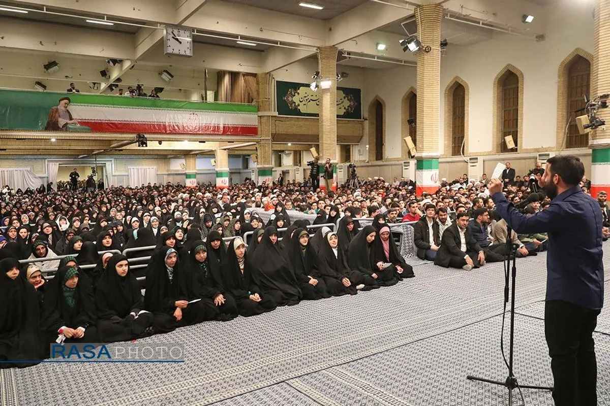 دیدار جمعی از رأی اولی&zwnj;ها و خانواده&zwnj;های شهدا با رهبر انقلاب