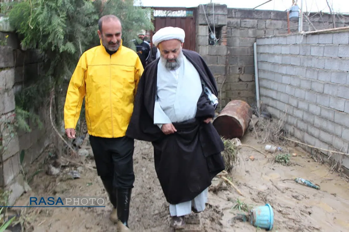آیت الله توکل نماینده مردم مازندران در مجلس خبرگان رهبری، حجت الاسلام حسن روحانی امام جمعه بابل، حجت الاسلام شکریان رئیس سازمان تبلیغات اسلامی با حضور در مناطق سیل زده مازندران از روند امداد رسانی به سیل زدگان بازدید کردند.