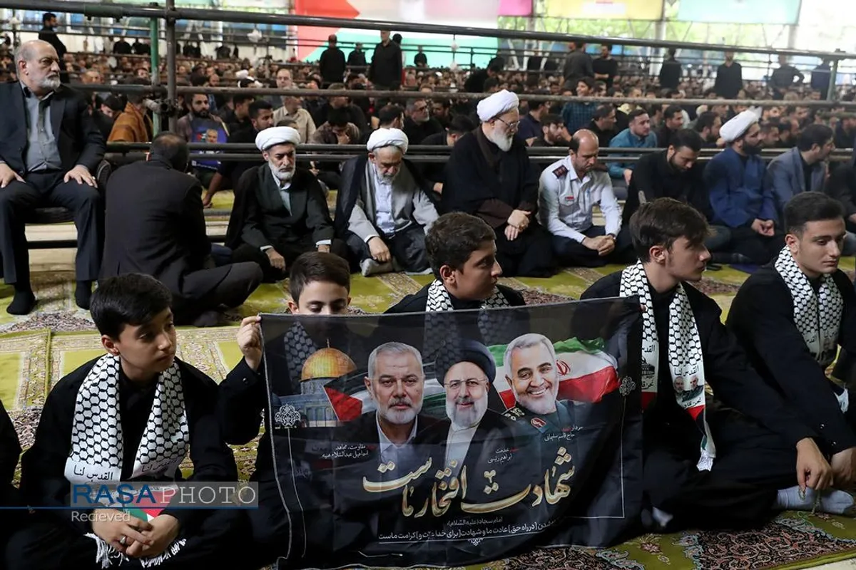 اقامه نماز توسط رهبر معظم انقلاب بر پیکر شهید اسماعیل هنیه