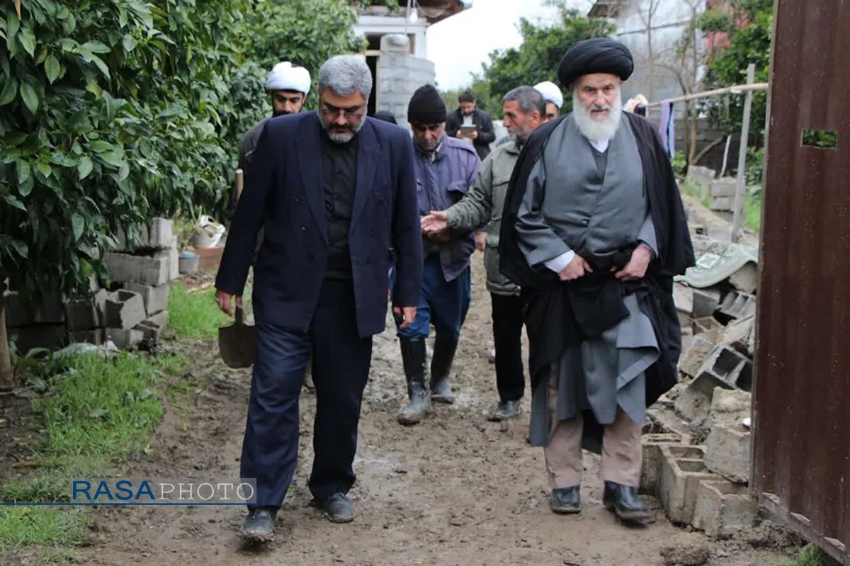 آیت الله توکل نماینده مردم مازندران در مجلس خبرگان رهبری، حجت الاسلام حسن روحانی امام جمعه بابل، حجت الاسلام شکریان رئیس سازمان تبلیغات اسلامی با حضور در مناطق سیل زده مازندران از روند امداد رسانی به سیل زدگان بازدید کردند.