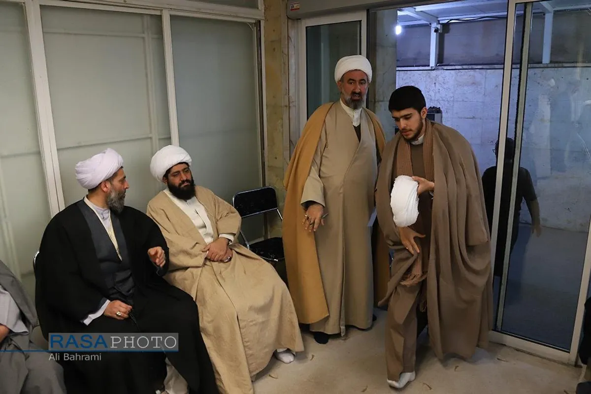 جشن عمامه&zwnj;گذاری طلاب در بیوت مراجع تقلید به&zwnj;مناسبت روز میلاد حضرت زهرا (سلام&zwnj;الله&zwnj;علیها)