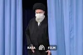 لحظه ورود رهبر انقلاب در دیدار خانواده شهید سلیمانی