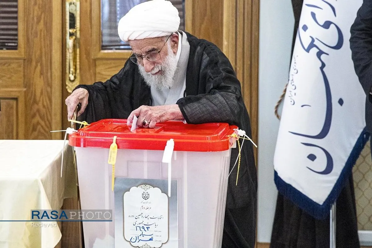 حضور آیت&zwnj;الله احمد جنتی دبیر شورای نگهبان در پای صندوق رای دومین دوره چهاردهمین انتخابات ریاست جمهوری