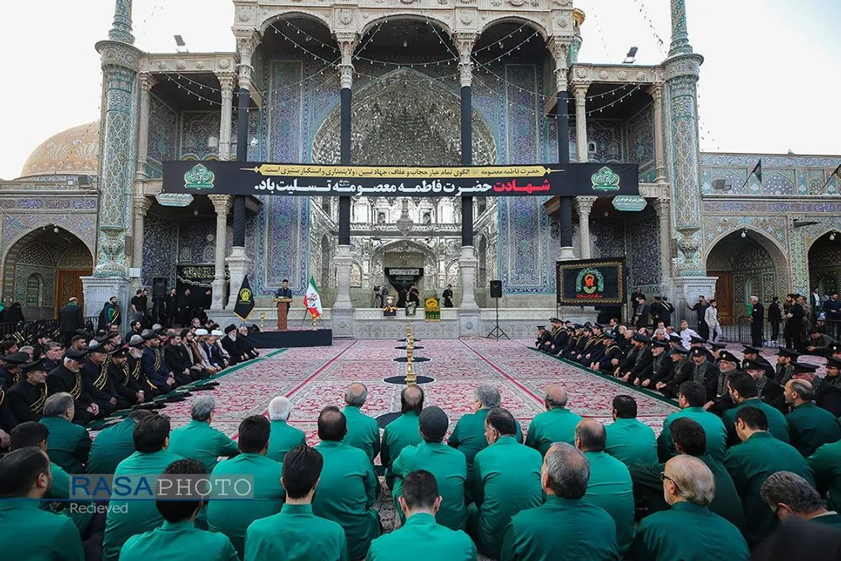 آیین تعویض پرچم گنبد مطهر حرم حضرت فاطمه معصومه (سلام&zwnj;الله&zwnj;علیها)