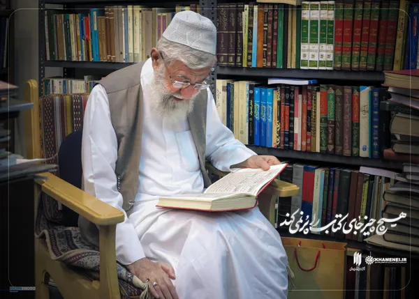 عکس جدیدی از رهبر انقلاب در کتابخانه شخصی ایشان