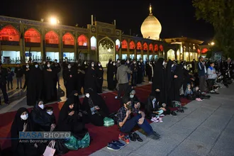 آیین لاله گردانی شب شام غریبان شهادت امام رضا(ع) در شیراز&lrm;