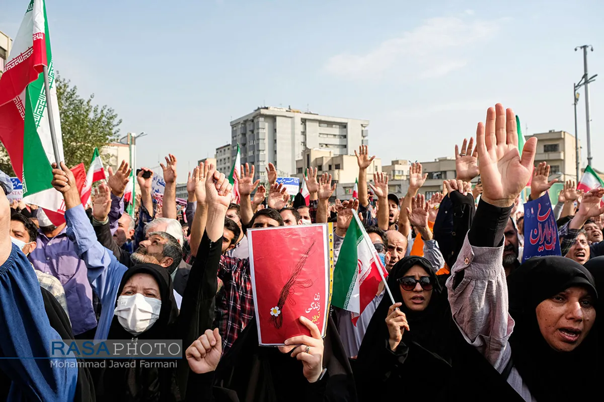 راهپیمایی مردم تهران در محکومیت حادثه تروریستی حرم شاهچراغ