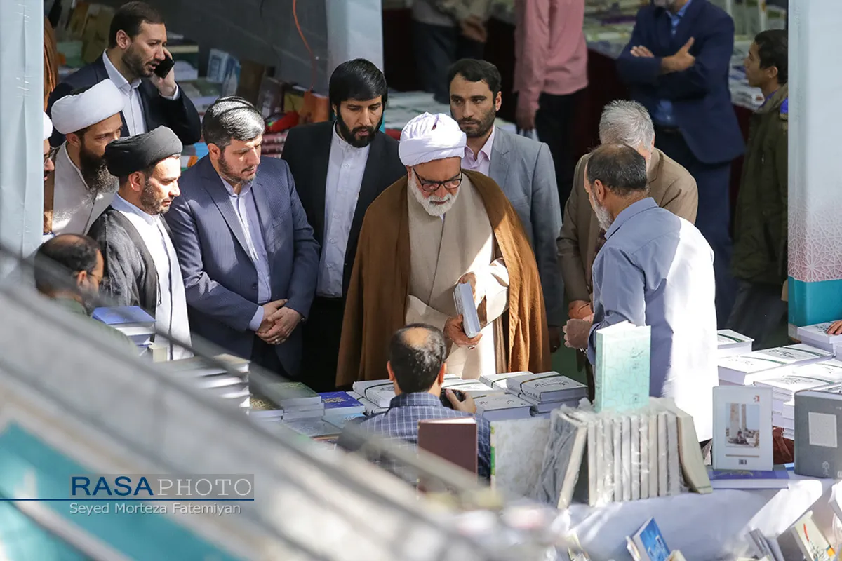 بازدید حجت الاسلام والمسلمین مروی از &laquo;هفتمین نمایشگاه تخصصی کتب حوزوی و معارف اسلامی&raquo;