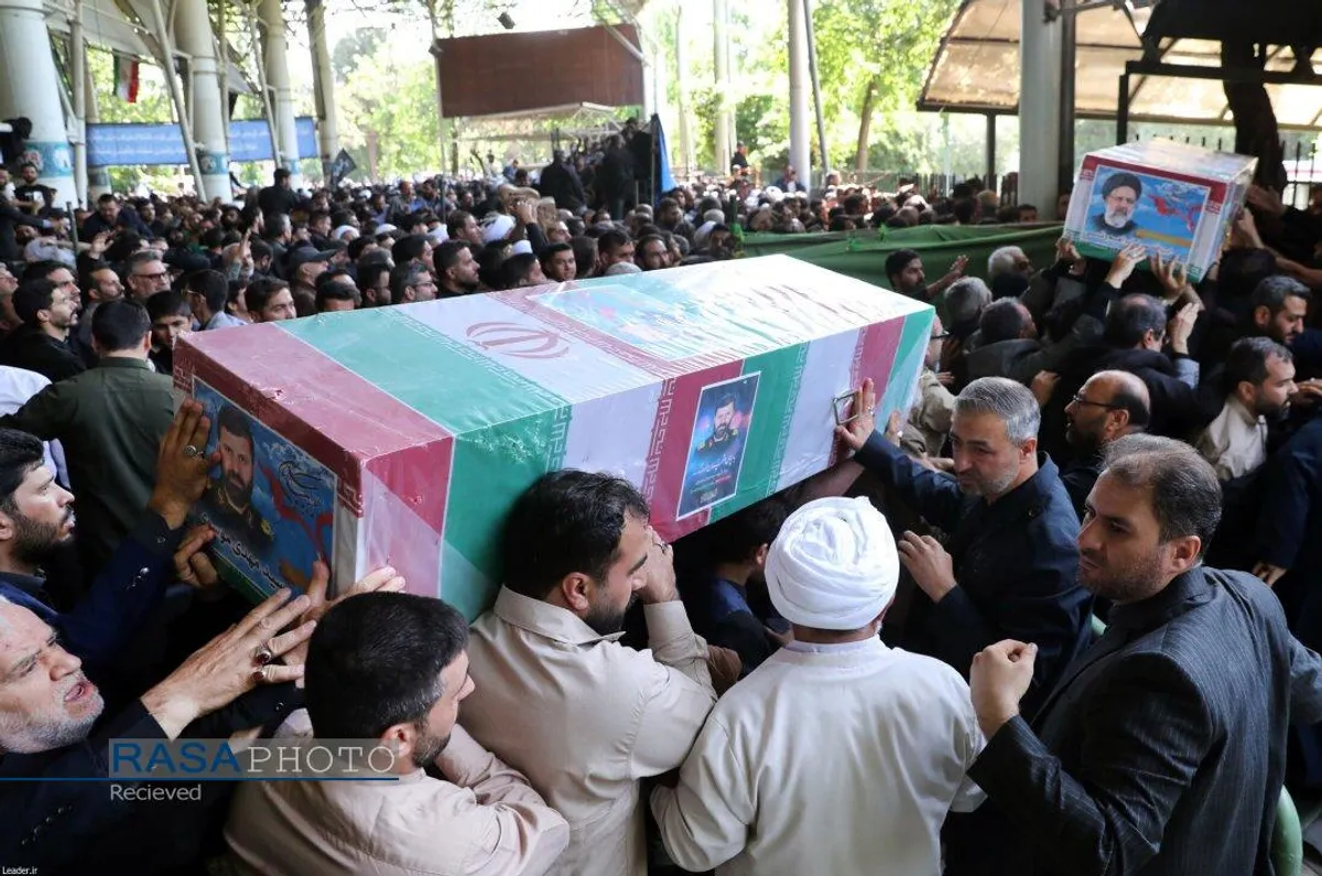 اقامه نماز توسط رهبر معظم انقلاب بر پیکر شهدای خدمت