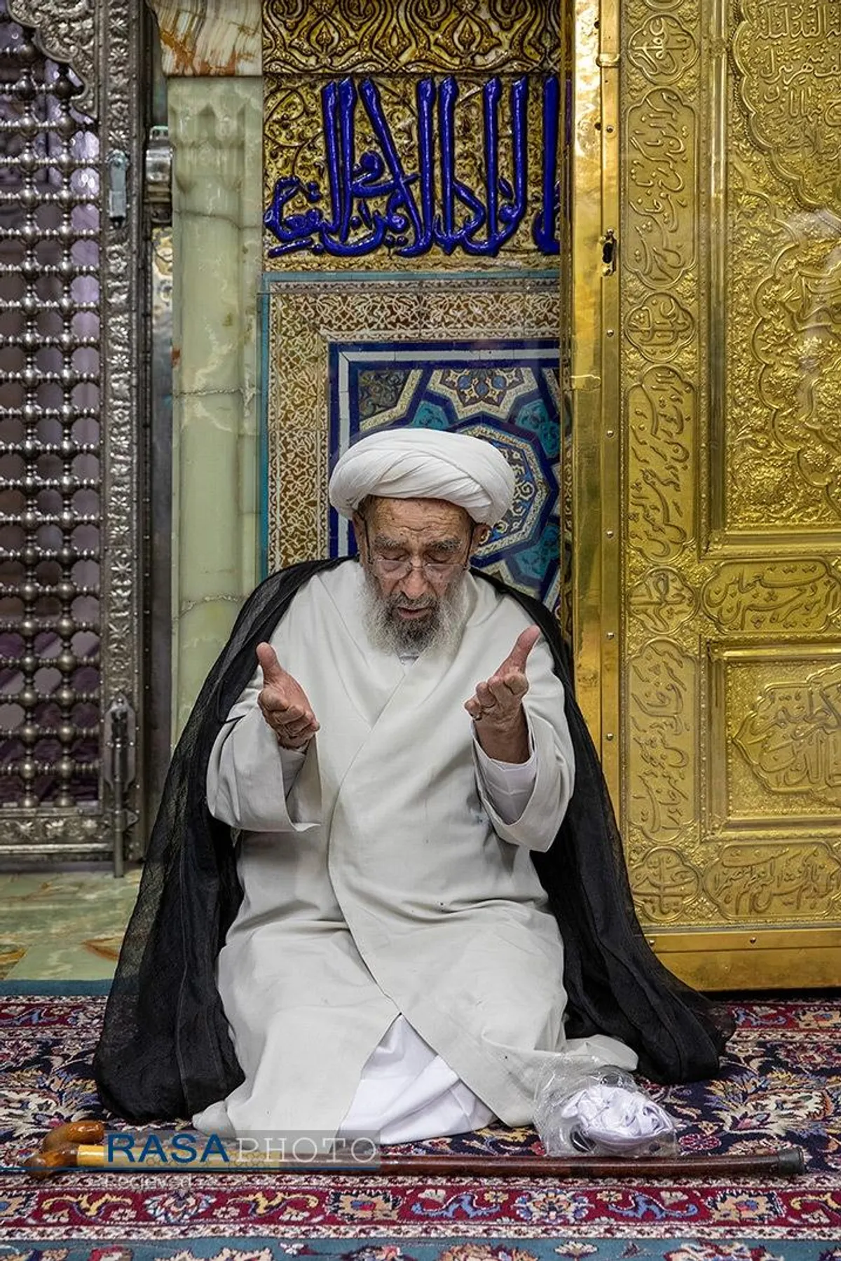 غبارروبی ضریح مطهر رضوی در آستانه دهه &laquo;ولایت و امامت&raquo;