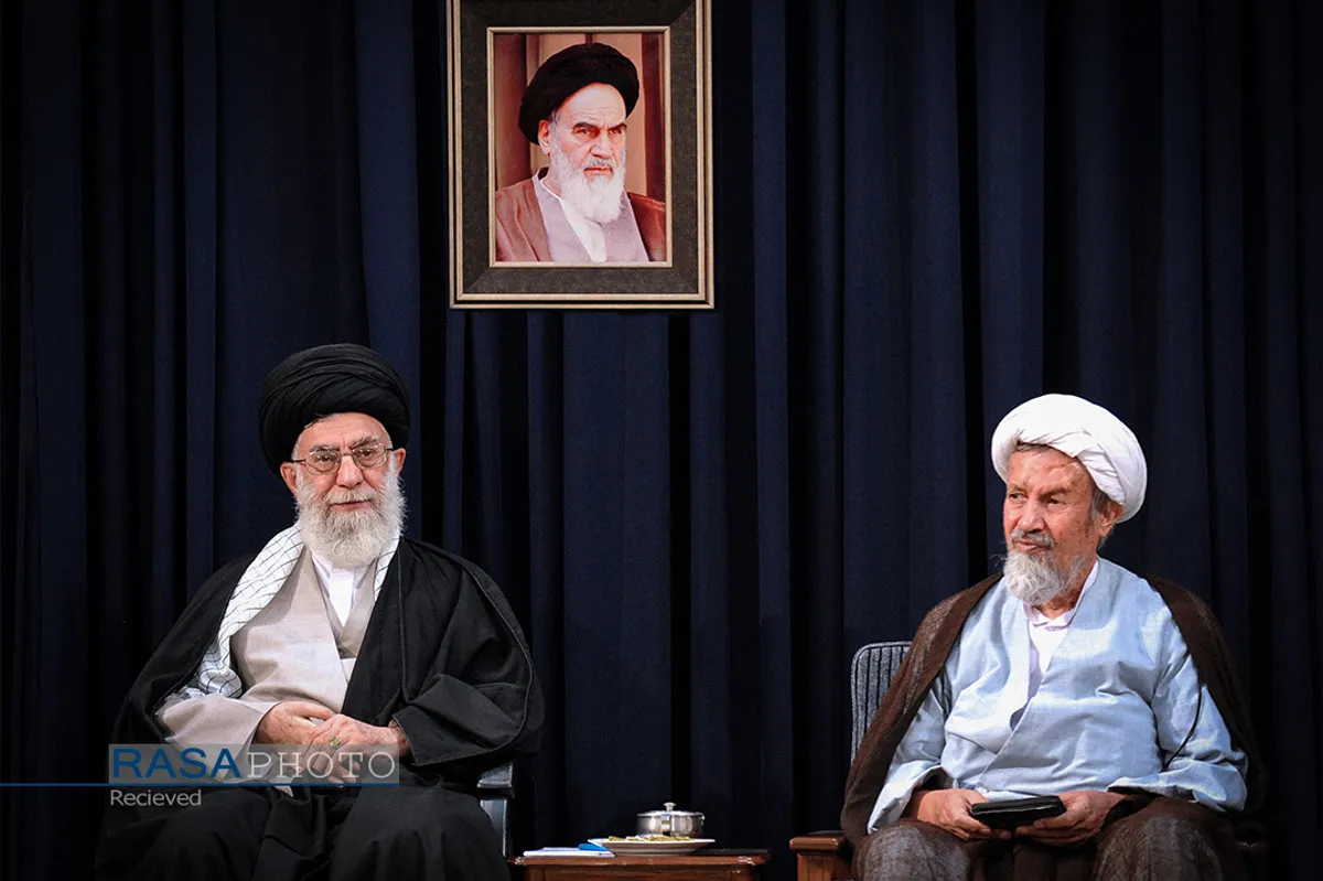 تصاویری از حضور آیت الله مومن در کنار مقام معظم رهبری