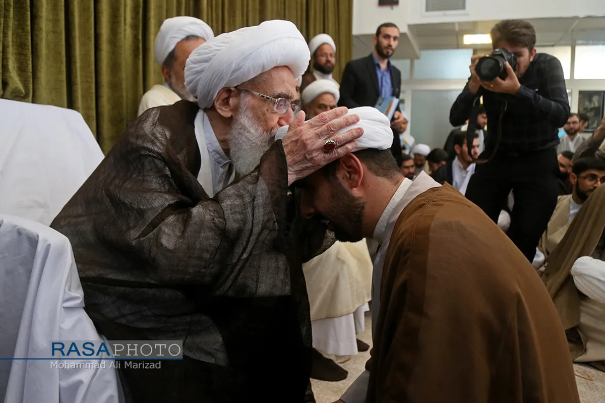 مراسم عمامه&zwnj;گذاری طلاب در بیوت مراجع تقلید در روز عید سعید غدیر