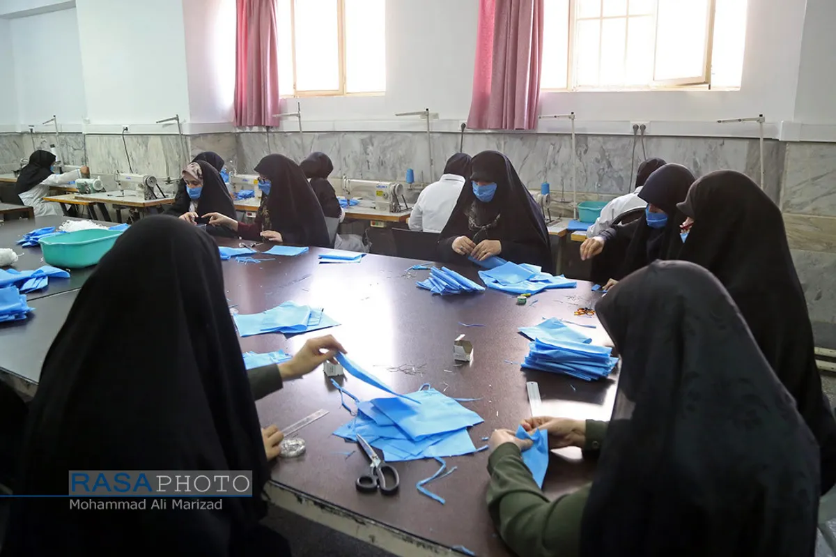 کارگاه تولید ۴۰۰۰ ماسک و گان توسط بسیج دانشجویی در قم