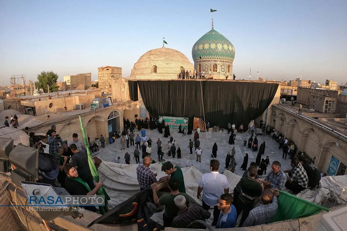 اهتزاز خیمه عزای حضرت ابا&zwnj;عبد&zwnj;الله&zwnj;الحسین (علیه السلام) در حرم امام زاده موسی مبقع قم در آستانه محرم