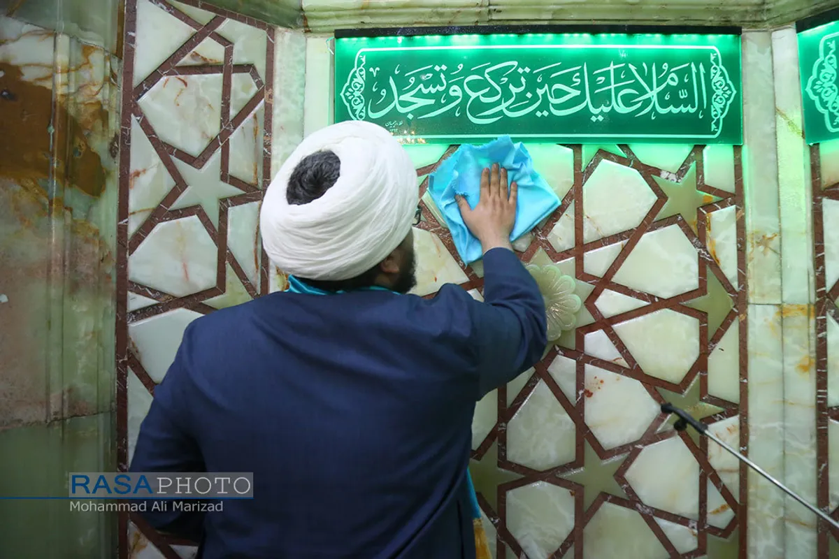 غبار روبی مسجد مقدس جمکران در آغاز دهه مهدویت