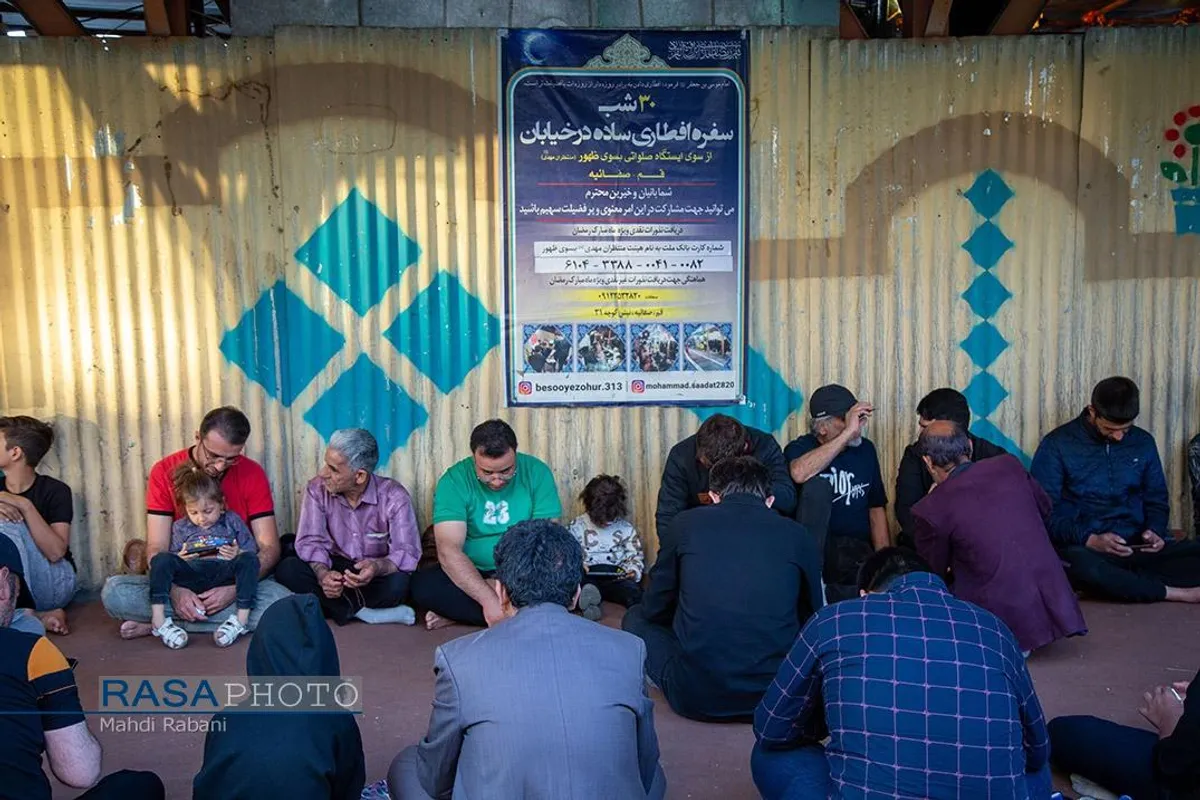 سفره داری برای خدا - اطعام افطاری ماه مبارک رمضان در کنار خیابان