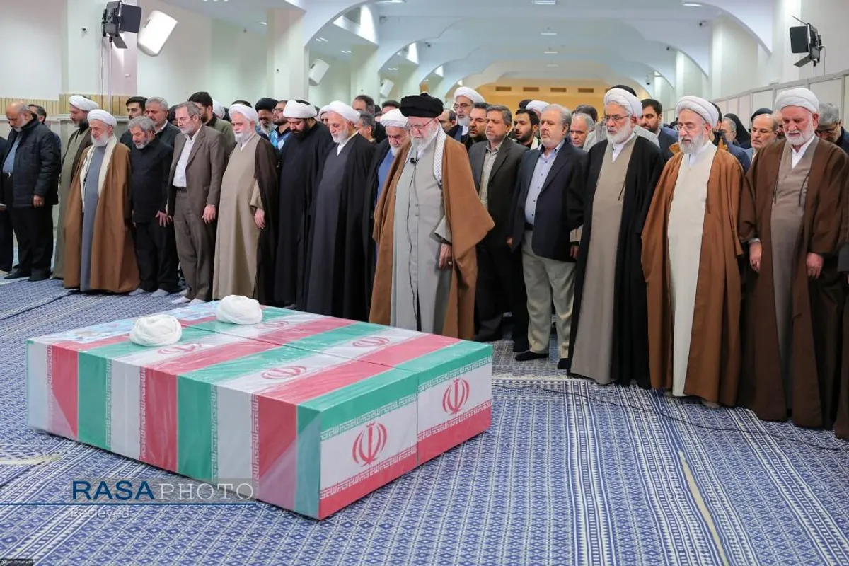 اقامه نماز بر پیکر دو قاضی شهید توسط مقام معظم رهبری