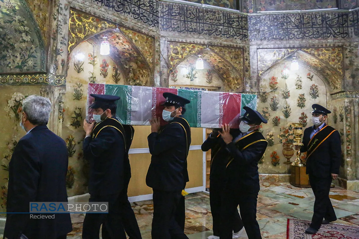 طواف و وداع با پیکر شهید محسن فخری&zwnj;زاده در حرم مطهر حضرت معصومه (س)