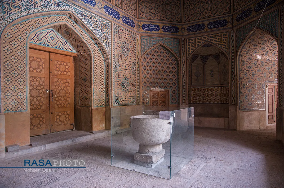 نمایی از داخل محراب و یکی از مدخل ها
 | مدرسه علمیه تاریخی حضرت امام صادق(ع) (مدرسه چهارباغ اصفهان)