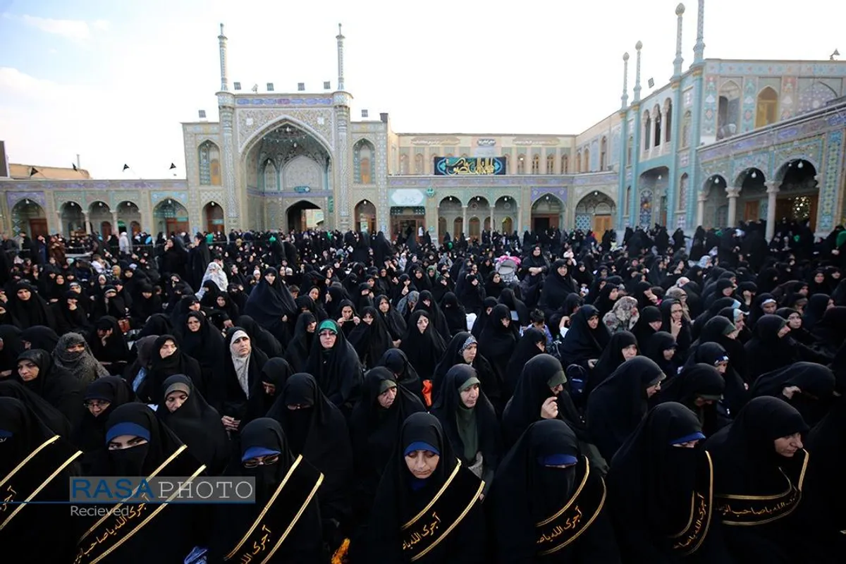 آیین تعویض پرچم گنبد مطهر حرم حضرت فاطمه معصومه (سلام&zwnj;الله&zwnj;علیها)