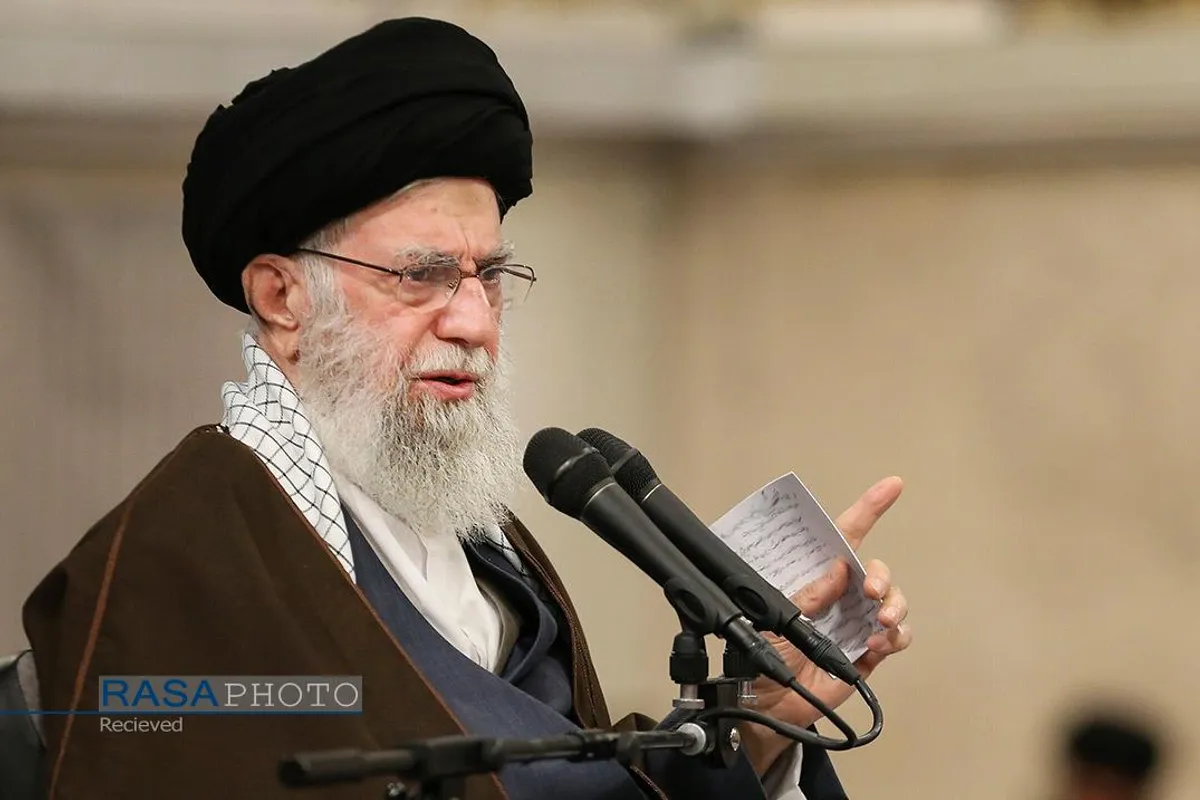 دیدار جمعی از رأی اولی&zwnj;ها و خانواده&zwnj;های شهدا با رهبر انقلاب