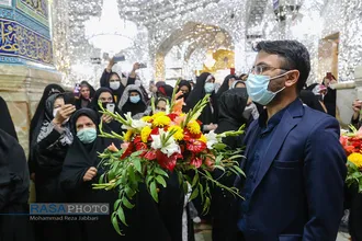 گل&zwnj;آرایی ضریح حرم مطهر در آستانه سالروز ورود حضرت معصومه (سلام الله علیها) به قم
