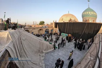 اهتزاز خیمه عزای حضرت ابا&zwnj;عبد&zwnj;الله&zwnj;الحسین (علیه السلام) در حرم امام زاده موسی مبقع قم در آستانه محرم