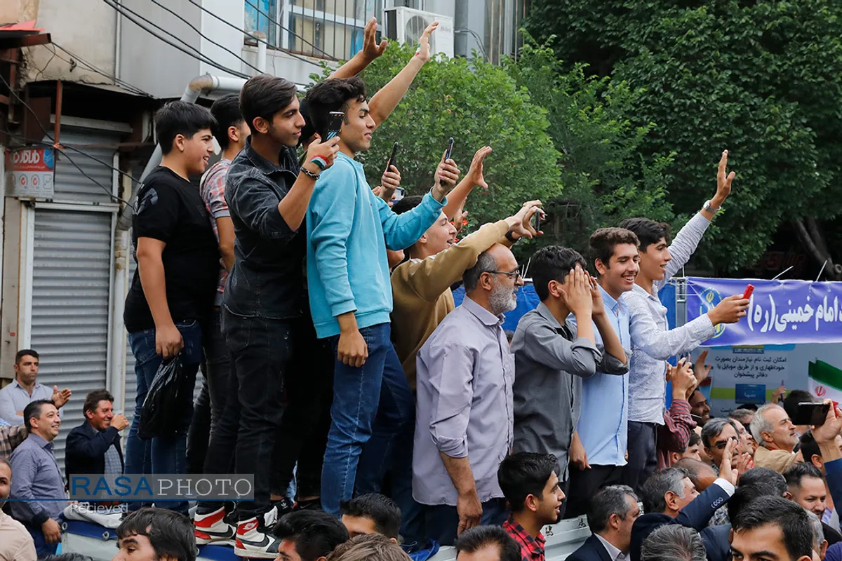 استقبال مردمی از رئیس جمهور در مسیر ارگ تبریز
