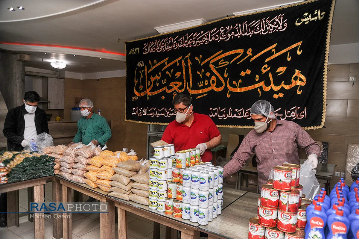 هیئتی&zwnj;ها در میدان مبارزه با کرونا | بسته بندی و توزیع مواد غذایی و بهداشتی برای خانواده های نیازمندان مبتلا به کرونا توسط هیئت کف العباس (ع) قم
